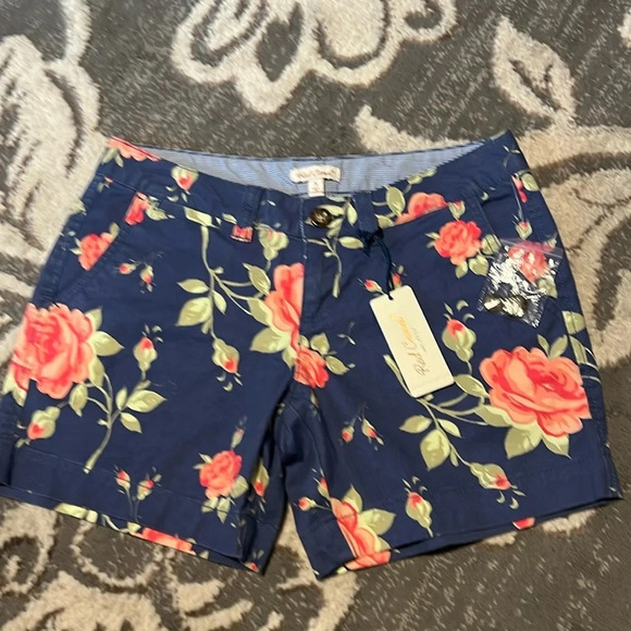 Red Camel Pants - Red camel floral shorts. NWT. Size 5. Pockets